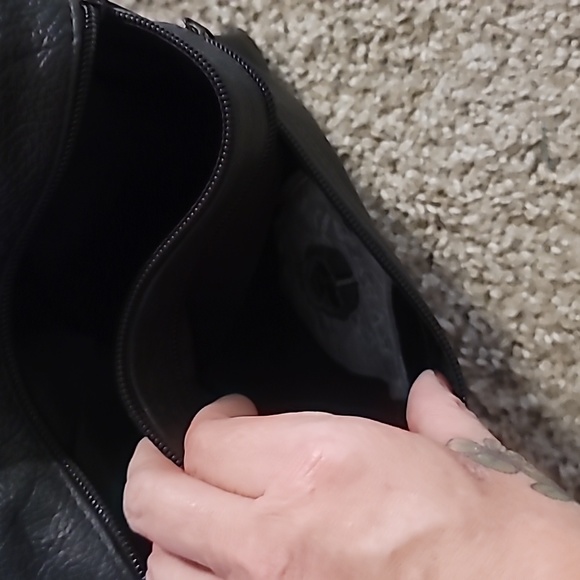 RAIDERS Leather cross body with tons of pockets - Picture 3 of 5